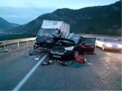 Antalya -Korkuteli yolunda trafik kazası: 1 ölü, 4 yaralı Antalya -Korkuteli yolunda trafik kazası: 1 ölü, 4 yaralı