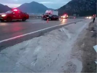 Antalya -Korkuteli yolunda trafik kazası: 1 ölü, 4 yaralı Antalya -Korkuteli yolunda trafik kazası: 1 ölü, 4 yaralı