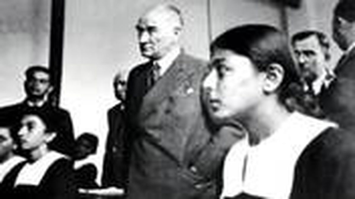 Atatürk'le çekilen fotoğrafıyla hafızalara kazınan Remziye Tatlı hayatını kaybetti