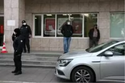 Bankaya girmeye çalışan korona virüslü adam HES kodu sayesinde yakalandı Bankaya girmeye çalışan korona virüslü adam HES kodu sayesinde yakalandı