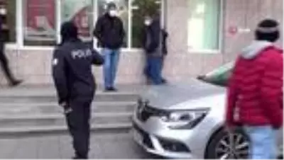 Bankaya girmeye çalışan korona virüslü adam HES kodu sayesinde yakalandı Bankaya girmeye çalışan korona virüslü adam HES kodu sayesinde yakalandı
