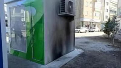 Bankaya sinirlenip ATM'yi yakmak istedi Bankaya sinirlenip ATM'yi yakmak istedi