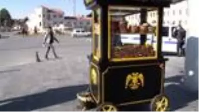 Belediye, simitçilere tarihe dokuya uygun simit arabası hediye etti Belediye, simitçilere tarihe dokuya uygun simit arabası hediye etti