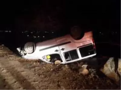 Bingöl'de araç dereye uçtu Bingöl'de araç dereye uçtu