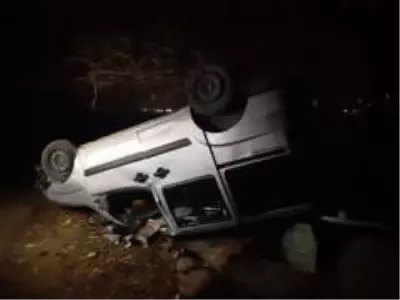Bingöl'de araç dereye uçtu Bingöl'de araç dereye uçtu