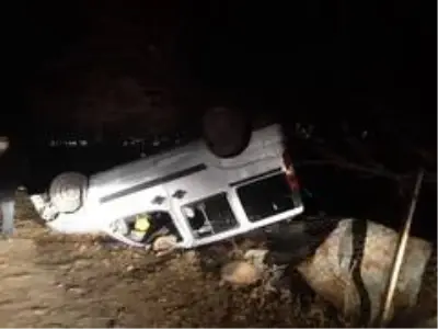 Bingöl'de araç dereye uçtu Bingöl'de araç dereye uçtu