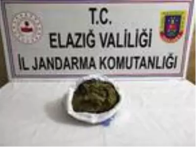 Bingöl'den Elazığ'a uyuşturucu getiren zanlı yakalandı Bingöl'den Elazığ'a uyuşturucu getiren zanlı yakalandı