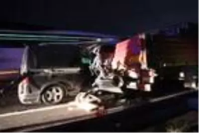 Bolu'da TIR'a çarpan minibüsteki 2 kişi öldü, 3 kişi de yaralandı Bolu'da TIR'a çarpan minibüsteki 2 kişi öldü, 3 kişi de yaralandı