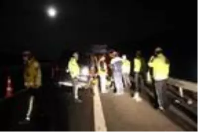 Bolu'da TIR'a çarpan minibüsteki 2 kişi öldü, 3 kişi de yaralandı Bolu'da TIR'a çarpan minibüsteki 2 kişi öldü, 3 kişi de yaralandı