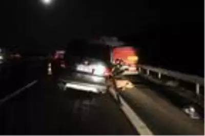 Bolu'da TIR'a çarpan minibüsteki 2 kişi öldü, 3 kişi de yaralandı Bolu'da TIR'a çarpan minibüsteki 2 kişi öldü, 3 kişi de yaralandı