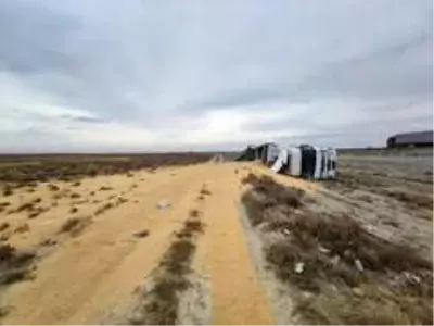 Buğday yüklü tır şarampole devrildi: 1 yaralı Buğday yüklü tır şarampole devrildi: 1 yaralı