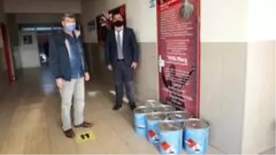 Burhaniye'de okullara hayırsever firmadan boya desteği Burhaniye'de okullara hayırsever firmadan boya desteği