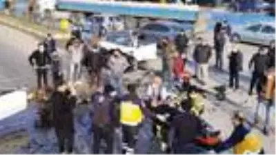 Bursa'da otomobiller kafa kafaya çarpıştı: 1'i çocuk 2 ölü, 3 yaralı (2) - Yeniden Bursa'da otomobiller kafa kafaya çarpıştı: 1'i çocuk 2 ölü, 3 yaralı (2) - Yeniden