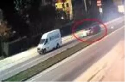 Bursa'da otomobiller kafa kafaya çarpıştı: 1'i çocuk 2 ölü, 3 yaralı (2) - Yeniden Bursa'da otomobiller kafa kafaya çarpıştı: 1'i çocuk 2 ölü, 3 yaralı (2) - Yeniden