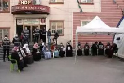 'Çocukları PKK'ya sattılar, lüks arabalara biniyorlar' 'Çocukları PKK'ya sattılar, lüks arabalara biniyorlar'