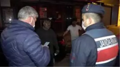 Çöp kamyonu, ekiplerden kaçan otomobili durdurmak için yolu kapattı Çöp kamyonu, ekiplerden kaçan otomobili durdurmak için yolu kapattı