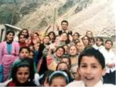 Çukurca'da türkülerle Türkçe öğrettiği öğrencilerinden yine türkülerle Kürtçe öğrendi Çukurca'da türkülerle Türkçe öğrettiği öğrencilerinden yine türkülerle Kürtçe öğrendi