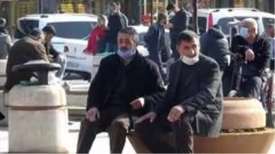 Diyarbakır'da güneşli havayı gören korona virüsü unuttu Diyarbakır'da güneşli havayı gören korona virüsü unuttu