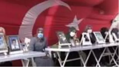 DİYARBAKIR - Diyarbakır'daki evlat nöbeti 455. gününde DİYARBAKIR - Diyarbakır'daki evlat nöbeti 455. gününde
