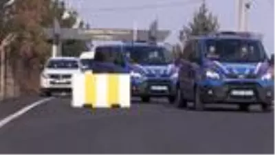 DİYARBAKIR - Terör örgütü PKK'ya finans sağladıkları iddiasıyla yakalanan 12 kişi adliyeye çıkarıldı (2) DİYARBAKIR - Terör örgütü PKK'ya finans sağladıkları iddiasıyla yakalanan 12 kişi adliyeye çıkarıldı (2)