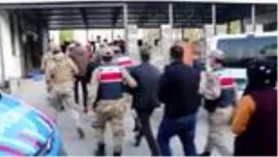DİYARBAKIR - Terör örgütü PKK'ya finans sağladıkları iddiasıyla yakalanan 12 zanlı adliyeye sevk edildi DİYARBAKIR - Terör örgütü PKK'ya finans sağladıkları iddiasıyla yakalanan 12 zanlı adliyeye sevk edildi