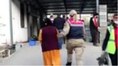 DİYARBAKIR - Terör örgütü PKK'ya finans sağladıkları iddiasıyla yakalanan 12 zanlı adliyeye sevk edildi DİYARBAKIR - Terör örgütü PKK'ya finans sağladıkları iddiasıyla yakalanan 12 zanlı adliyeye sevk edildi