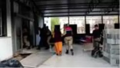 DİYARBAKIR - Terör örgütü PKK'ya finans sağladıkları iddiasıyla yakalanan 12 zanlı adliyeye sevk edildi DİYARBAKIR - Terör örgütü PKK'ya finans sağladıkları iddiasıyla yakalanan 12 zanlı adliyeye sevk edildi