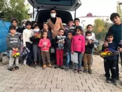 Son dakika haberleri... Diyarbakırlı genç topladığı yardımlarla çocukları sevindiriyor Son dakika haberleri... Diyarbakırlı genç topladığı yardımlarla çocukları sevindiriyor
