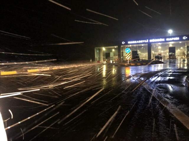 Edirne'de kar yağışı etkisini göstermeye başladı Edirne'de kar yağışı etkisini göstermeye başladı