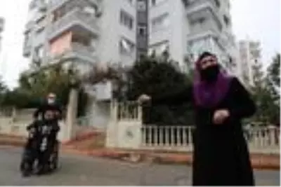 Engelli çocukları nedeniyle apartmandan çıkarılmak istenen çaresiz aile feryat etti Engelli çocukları nedeniyle apartmandan çıkarılmak istenen çaresiz aile feryat etti
