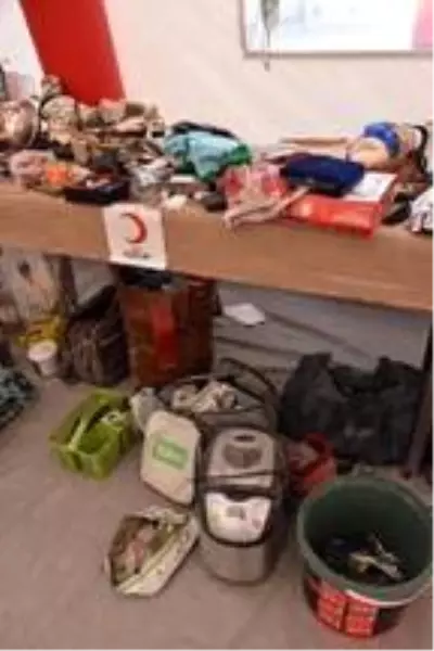 Enkazdan çıkan eşyalar, sahiplerini bekliyor Enkazdan çıkan eşyalar, sahiplerini bekliyor