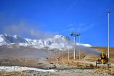 Erciyes'teki pistlerde yapay karlama tüm hızıyla sürüyor Erciyes'teki pistlerde yapay karlama tüm hızıyla sürüyor