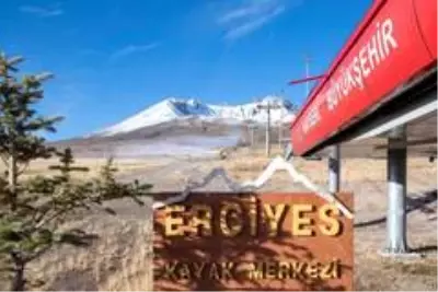 Erciyes'teki pistlerde yapay karlama tüm hızıyla sürüyor Erciyes'teki pistlerde yapay karlama tüm hızıyla sürüyor