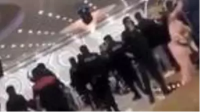 Son dakika haberleri! Esenyurt'ta Nijeryalıların düğün salonundaki ayinine polis baskını kamerada Son dakika haberleri! Esenyurt'ta Nijeryalıların düğün salonundaki ayinine polis baskını kamerada