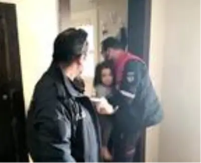 Evde yalnız bırakılan 2 çocuğu, itfaiye dışarı çıkardı Evde yalnız bırakılan 2 çocuğu, itfaiye dışarı çıkardı
