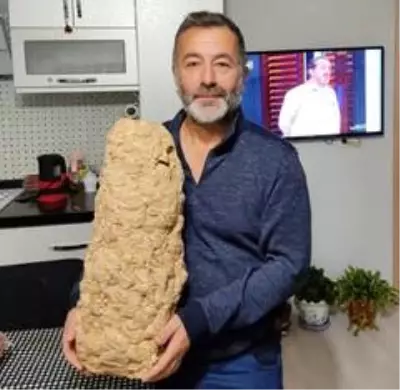 Evin çatısında bulunan dev yaban arısı yuvası, mahallelinin ilgi odağı oldu Evin çatısında bulunan dev yaban arısı yuvası, mahallelinin ilgi odağı oldu