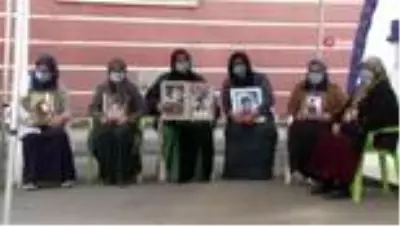 'Çocukları PKK'ya sattılar, lüks arabalara biniyorlar' 'Çocukları PKK'ya sattılar, lüks arabalara biniyorlar'