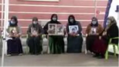 'Çocukları PKK'ya sattılar, lüks arabalara biniyorlar' 'Çocukları PKK'ya sattılar, lüks arabalara biniyorlar'
