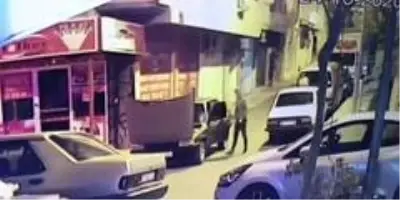 Son Dakika | Gezmek için 3 araç çaldılar, şansızlık yakalarını bırakmadı; O anlar kamerada Son Dakika | Gezmek için 3 araç çaldılar, şansızlık yakalarını bırakmadı; O anlar kamerada