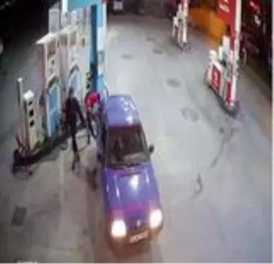 Son Dakika | Gezmek için 3 araç çaldılar, şansızlık yakalarını bırakmadı; O anlar kamerada Son Dakika | Gezmek için 3 araç çaldılar, şansızlık yakalarını bırakmadı; O anlar kamerada