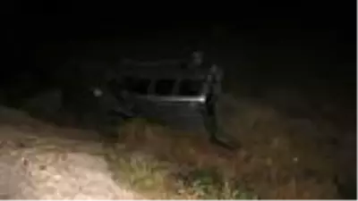 HAFİF TİCARİ ARAÇ İLE OTOMOBİL ÇARPIŞTI: 2 YARALI HAFİF TİCARİ ARAÇ İLE OTOMOBİL ÇARPIŞTI: 2 YARALI