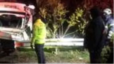 Hafif ticari araç şarampole devrildi: 1 ölü, 1 yaralı Hafif ticari araç şarampole devrildi: 1 ölü, 1 yaralı