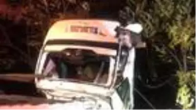 Hafif ticari araç şarampole devrildi: 1 ölü, 1 yaralı Hafif ticari araç şarampole devrildi: 1 ölü, 1 yaralı
