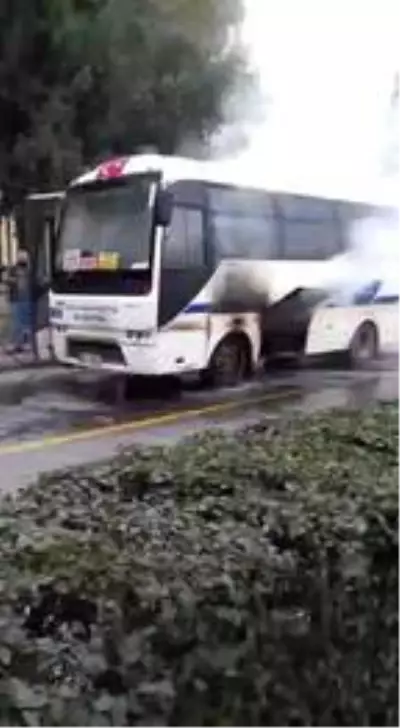 Seyir halindeki halk otobüsü yandı Seyir halindeki halk otobüsü yandı
