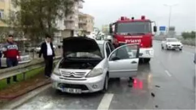 Hareket halindeki araç alev aldı, yardıma esnaf koştu...O anlar kamerada Hareket halindeki araç alev aldı, yardıma esnaf koştu...O anlar kamerada