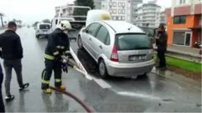 Hareket halindeki araç alev aldı, yardıma esnaf koştu...O anlar kamerada Hareket halindeki araç alev aldı, yardıma esnaf koştu...O anlar kamerada