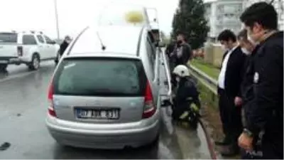 Hareket halindeki araç alev aldı, yardıma esnaf koştu...O anlar kamerada Hareket halindeki araç alev aldı, yardıma esnaf koştu...O anlar kamerada