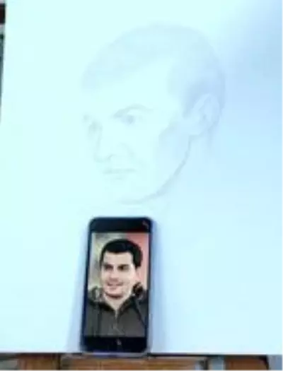 Hiç tanımadığı kişiyle telefonda konuşup, onu tuvale resmediyor Hiç tanımadığı kişiyle telefonda konuşup, onu tuvale resmediyor
