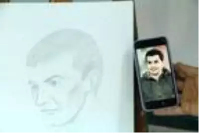 Hiç tanımadığı kişiyle telefonda konuşup, onu tuvale resmediyor Hiç tanımadığı kişiyle telefonda konuşup, onu tuvale resmediyor