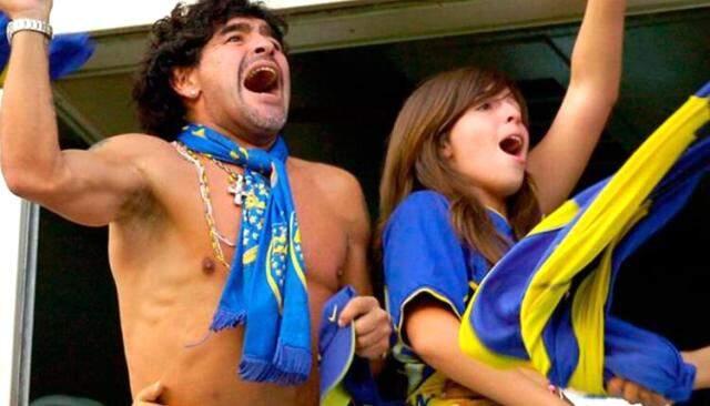 İlk kez babası olmadan Boca maçı izleyen Maradona'nın kızı, gözyaşlarına hakim olamadı İlk kez babası olmadan Boca maçı izleyen Maradona'nın kızı, gözyaşlarına hakim olamadı